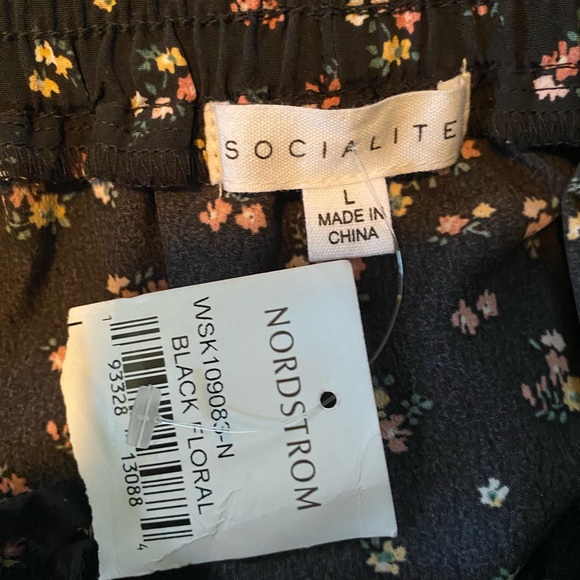 Socialite Black Floral Skirt! Size L - Picture 2 of 4